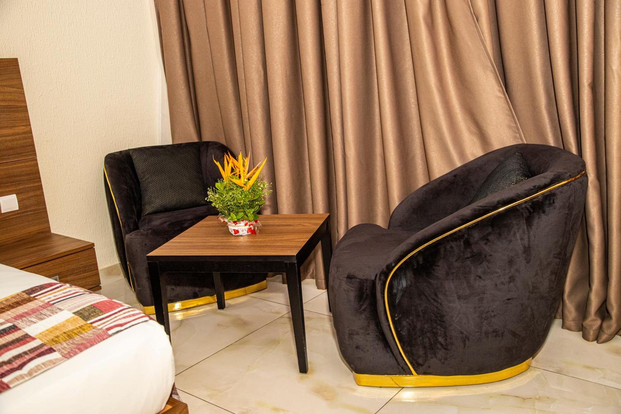 Hotel Sarakawa Λομέ Εξωτερικό φωτογραφία