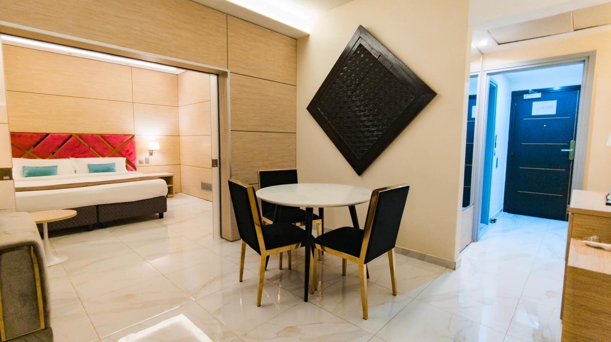 Hotel Sarakawa Λομέ Εξωτερικό φωτογραφία
