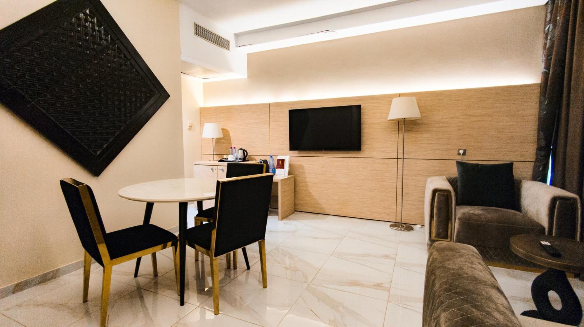 Hotel Sarakawa Λομέ Εξωτερικό φωτογραφία