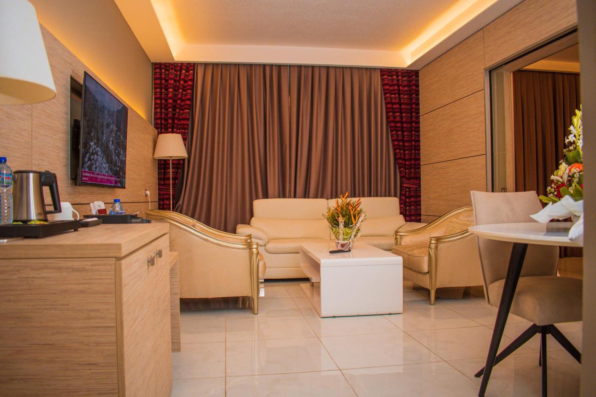 Hotel Sarakawa Λομέ Εξωτερικό φωτογραφία