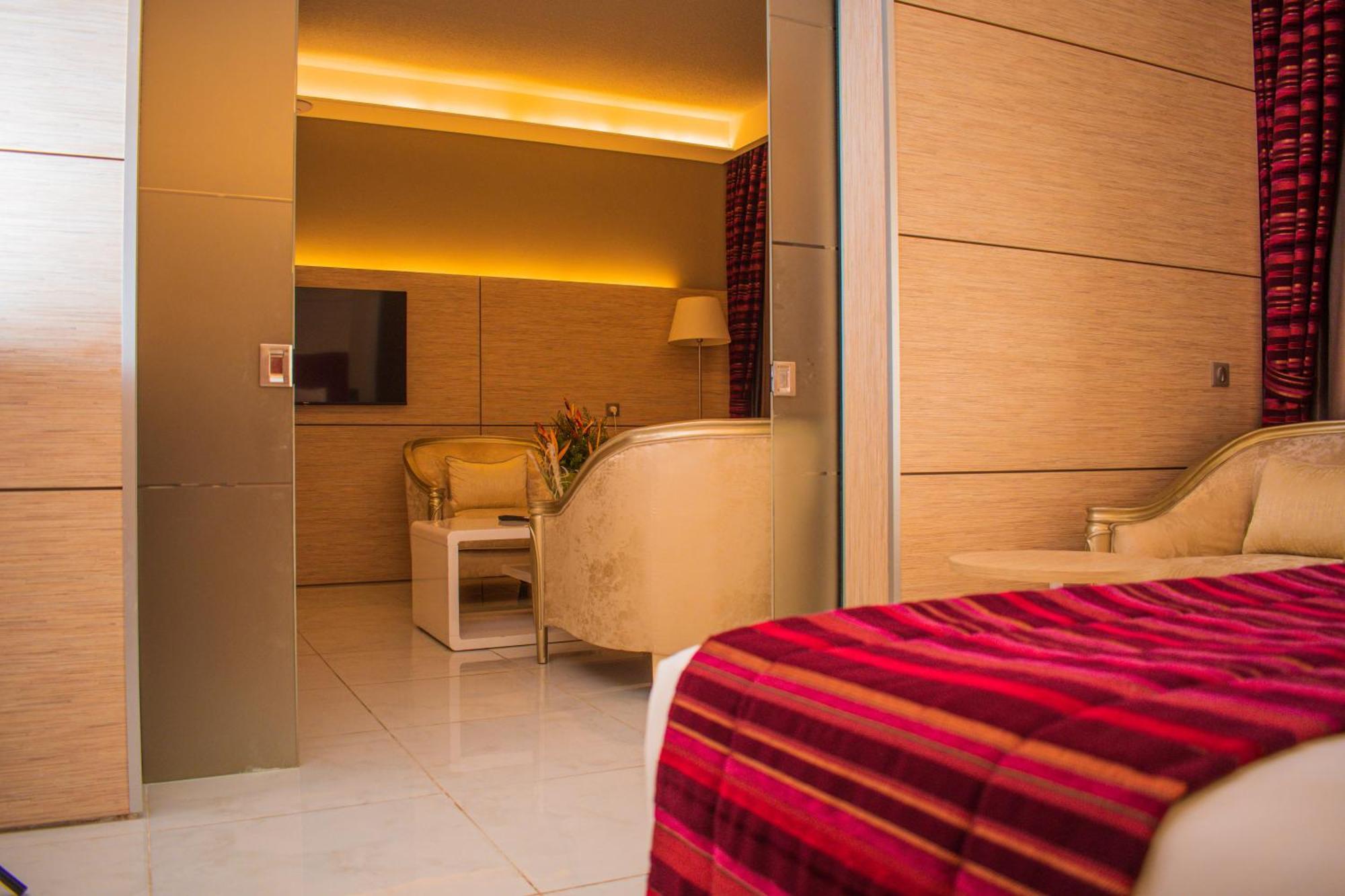 Hotel Sarakawa Λομέ Εξωτερικό φωτογραφία