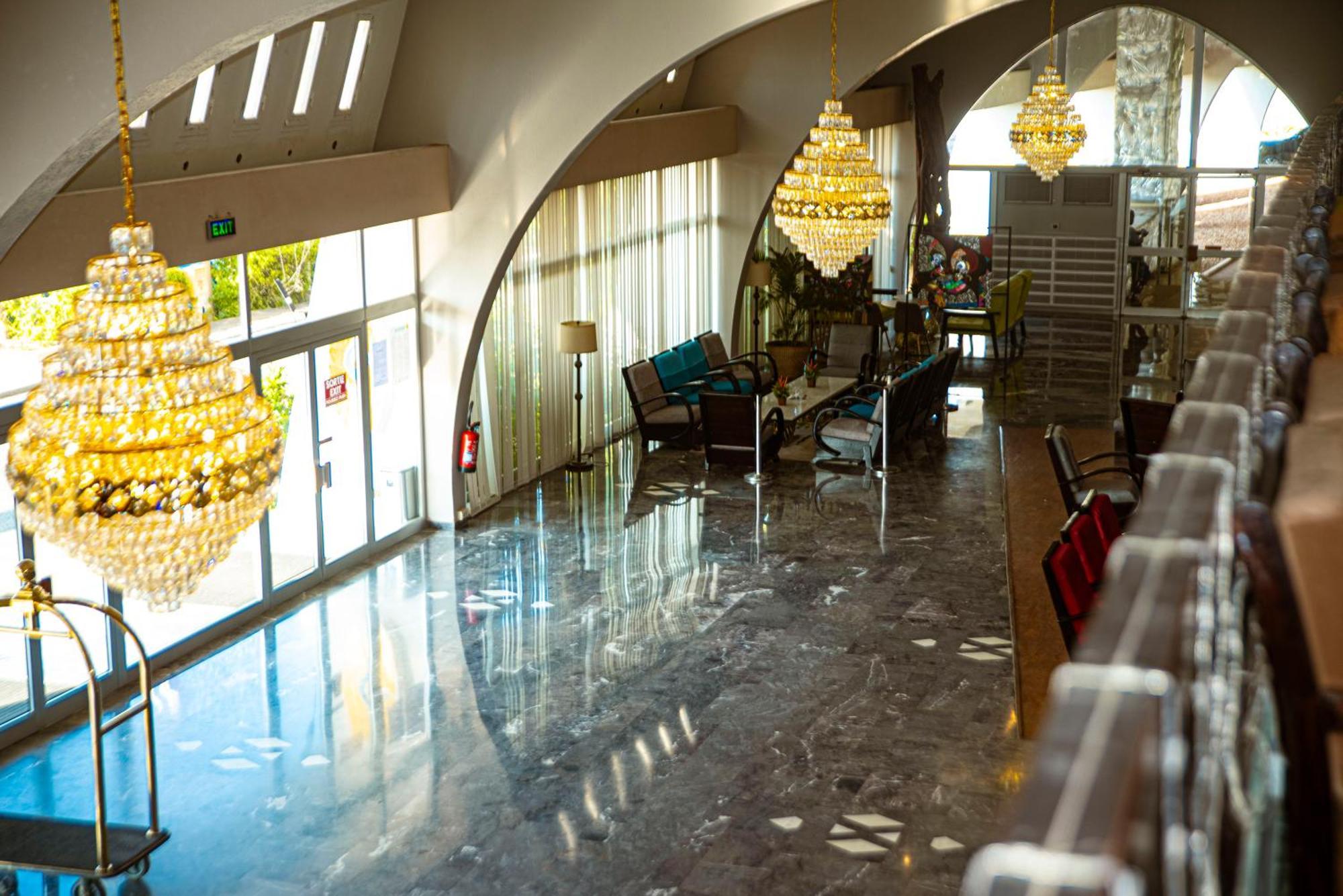 Hotel Sarakawa Λομέ Εξωτερικό φωτογραφία
